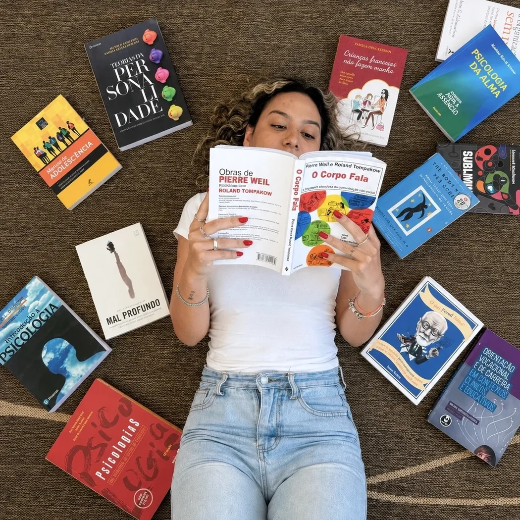 Larissa Benites lendo em seu consultório